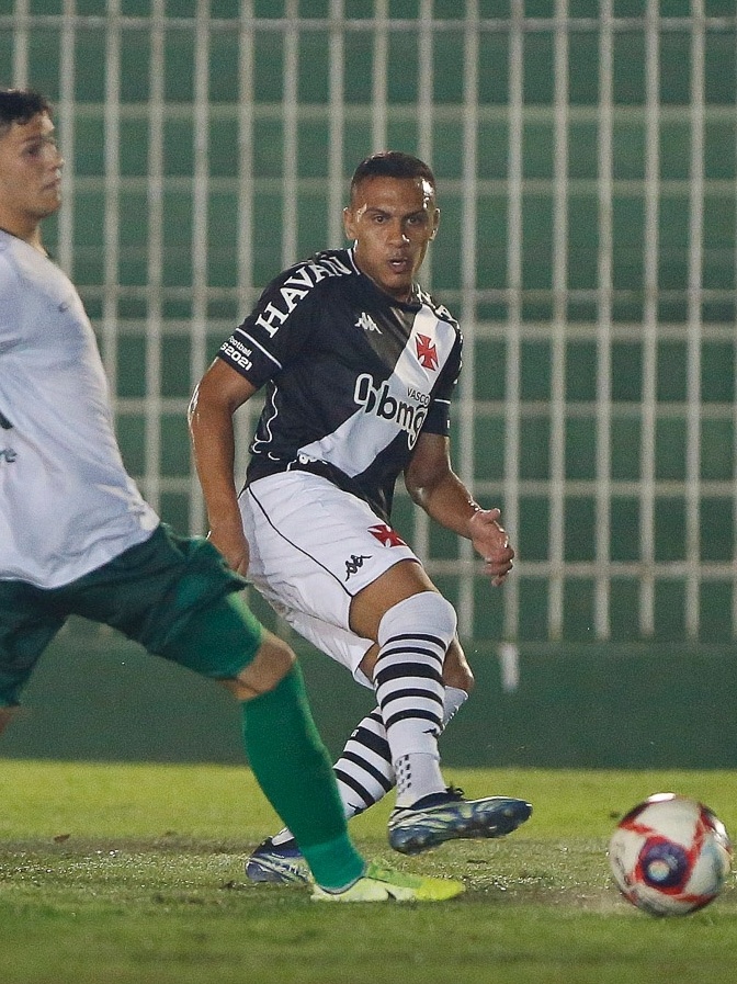 Defensor e construtor, Léo vira referência no Vasco e assume posto de  capitão, vasco