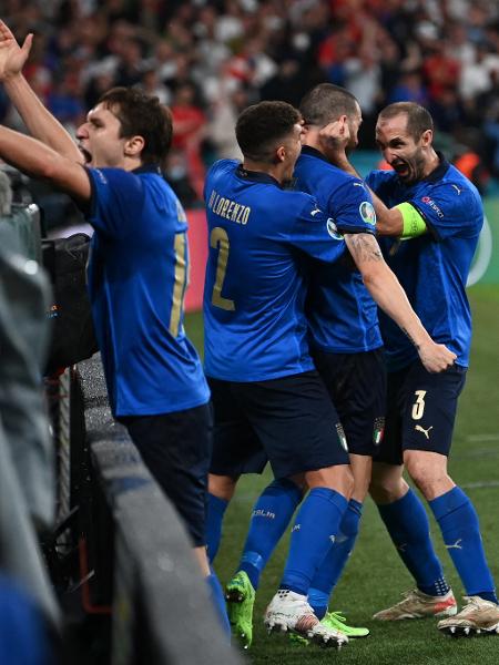 Jogadores da Itália comemoram gol de Bonucci que garantiu empate na final - PAUL ELLIS / POOL / AFP