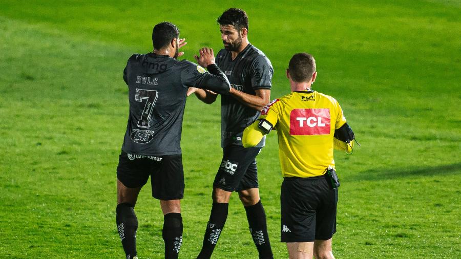 Diego Costa comemora gol com Hulk em empate entre Red Bull Bragantino e Atlético-MG - Diogo Reis/AGIF