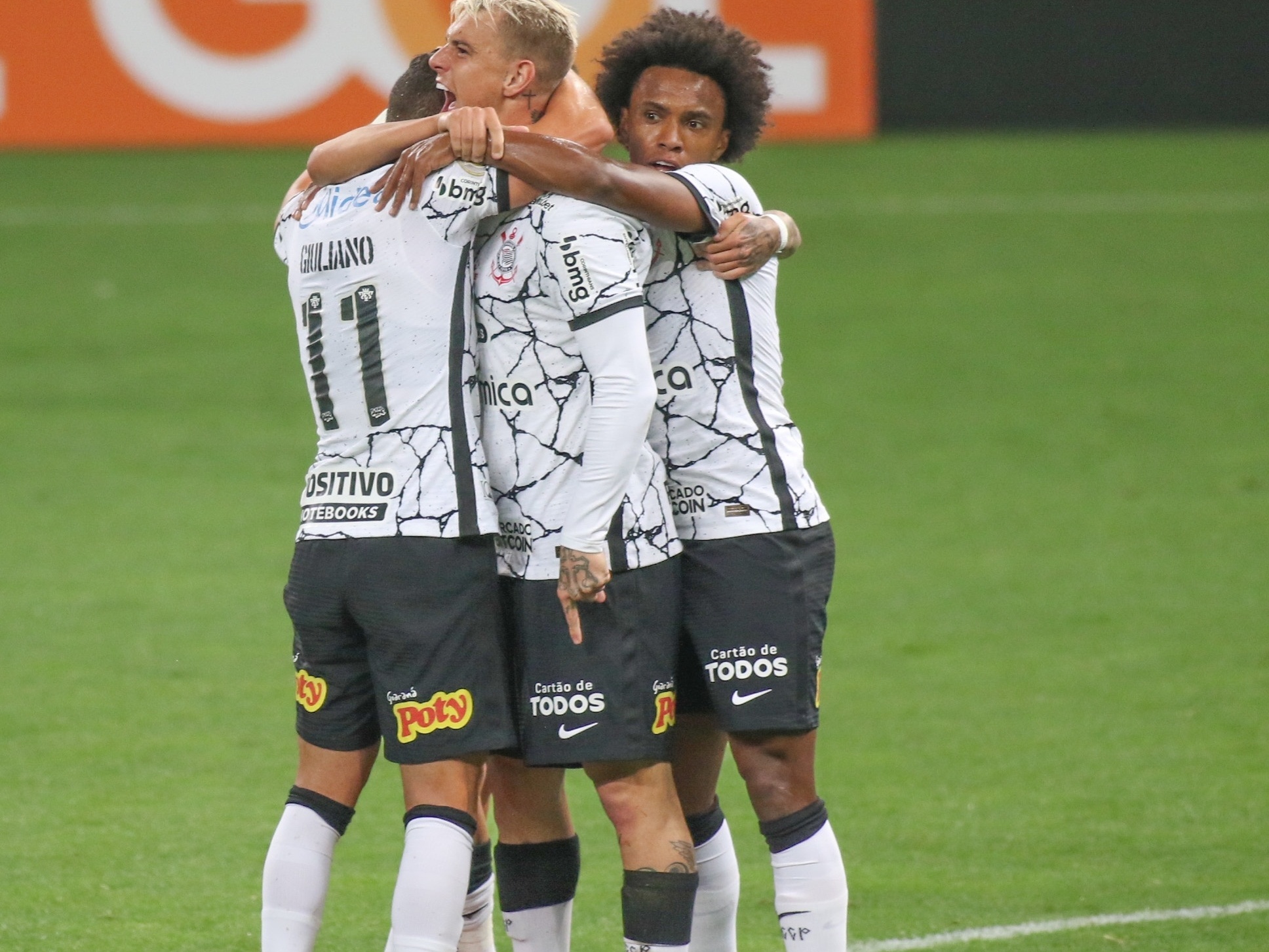 Corinthians bate Palmeiras em 1º jogo da semi do Brasileirão
