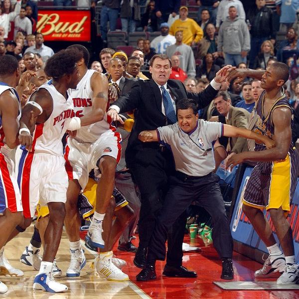 Briga entre jogadores de Indiana Pacers e Detroit Pistons, em 2004