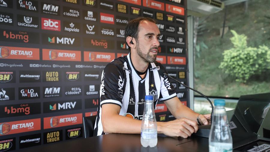 O zagueiro Godín, de 35 anos, foi apresentado pelo Atlético-MG - Pedro Souza/Atlético-MG