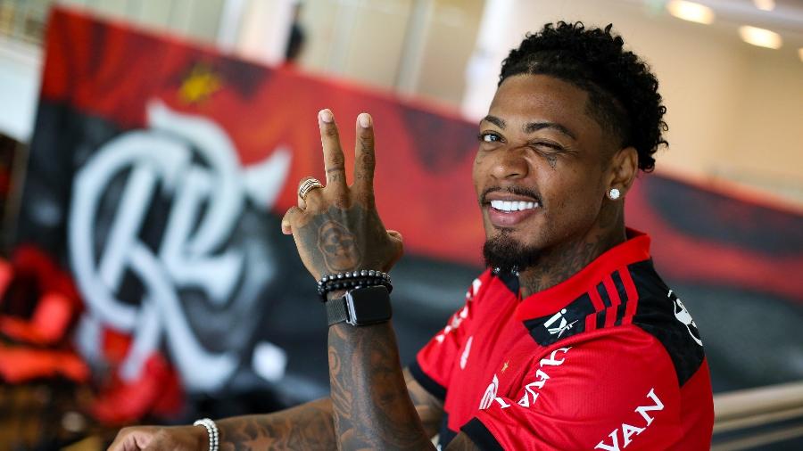 Marinho posa com a camisa do Flamengo após ser apresentado no Ninho do Urubu - Gilvan de Souza/Flamengo