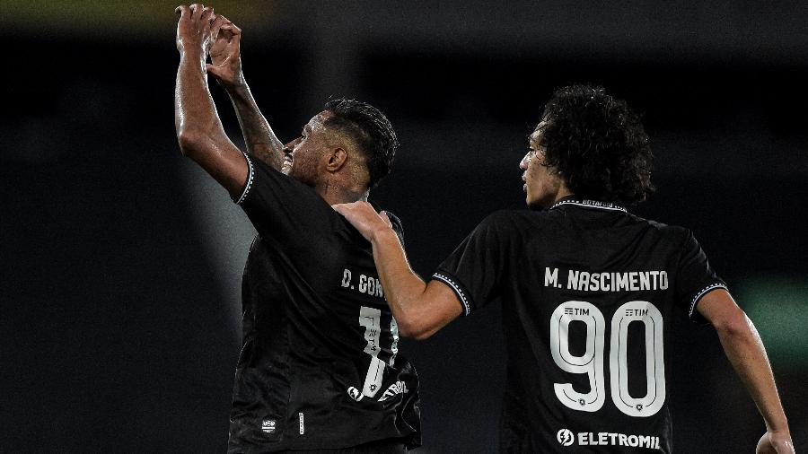 03/02/2022 - Diego Goncalves, do Botafogo, comemora seu gol com Matheus Nascimento durante partida contra o Madureira pelo campeonato Carioca 2022 - Thiago Ribeiro/Thiago Ribeiro/AGIF