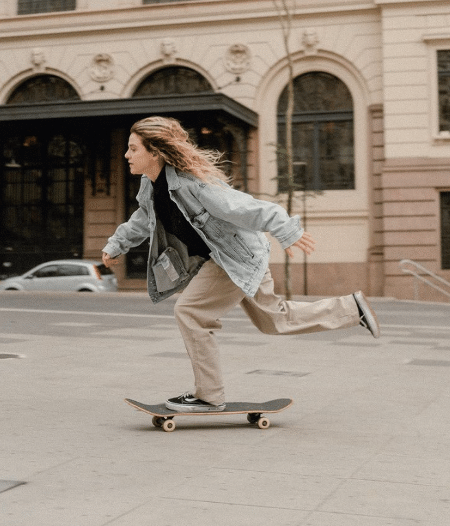 Karen Jonz andando de skate