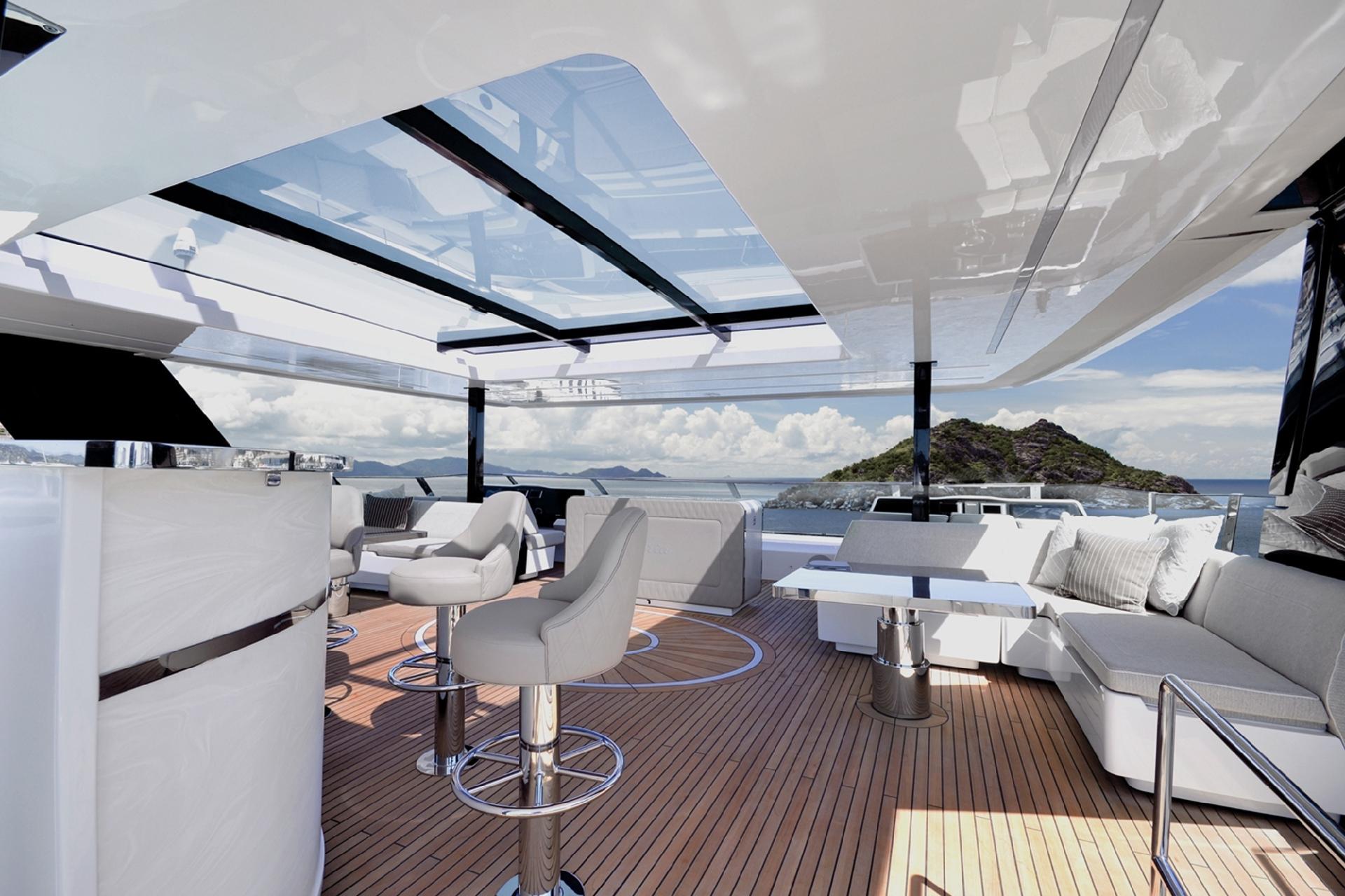 O deck principal pode ser configurado de várias maneiras - Sunreef Yachts