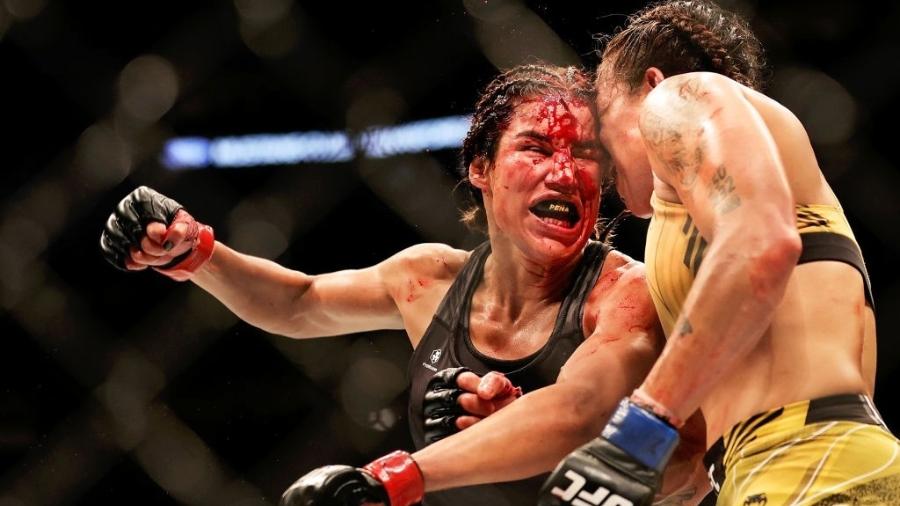 Julianna Peña teve sérios ferimentos no rosto na derrota para a brasileira Amanda Nunes, no UFC - Carmen Mandato/Getty