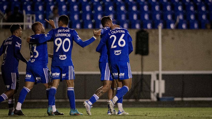 Jogadores do Cruzeiro celebram gol de Rodolfo, nos acréscimos, na vitória sobre o Londrina, pela Série B 2022 - Roberto Zacarias / Cruzeiro