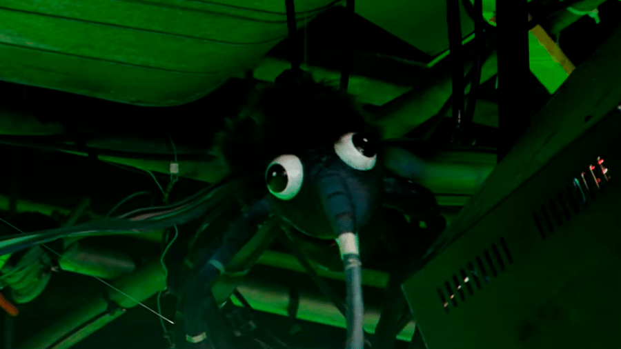 O boneco de mosquito do programa "Os Donos da Bola", da TV Bandeirantes, estava amarrado no teto do estúdio - Reprodução/YouTube