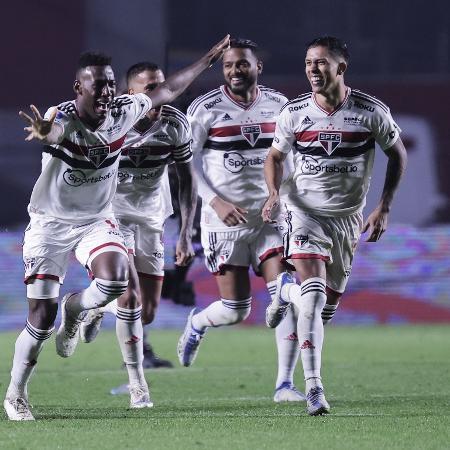 Jogadores do São Paulo comemoram classificação para a final da Sul-Americana - Ettore Chiereguini/AGIF