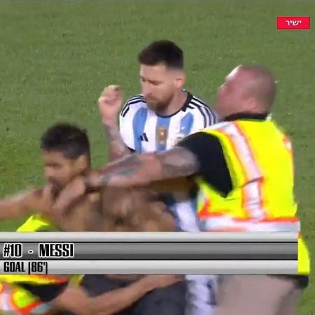 Messi foi atropelado por seguranças que retiravam um invasor de campo - Reprodução/Twitter/@BocaJrsGolArg