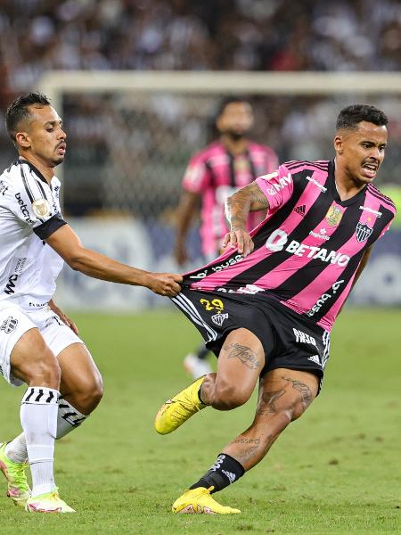 Allan, do Atlético-MG, é puxado em lance da partida contra o Ceará - Gilson Junio/AGIF