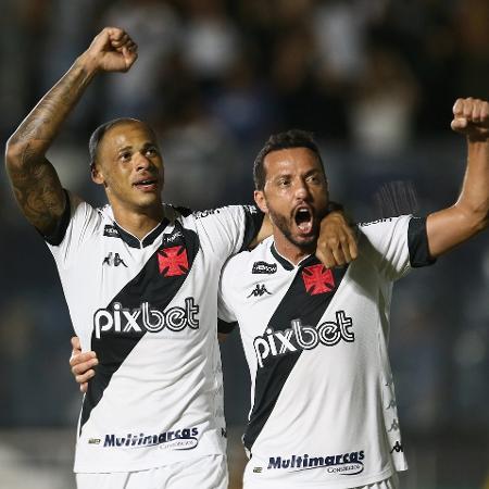 Ao lado de Nenê, Anderson Conceição comemora gol pelo Vasco contra o Sampaio Corrêa - Daniel RAMALHO/VASCO