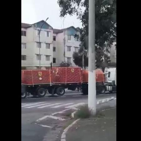Caminhões da escuderia Ferrari driblaram bloqueios em rodovia - Reprodução/Twitter