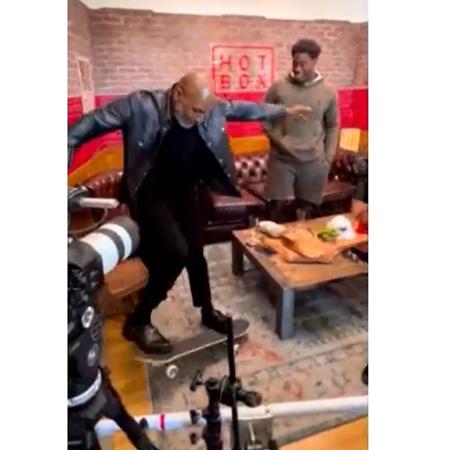 Mike Tyson cai do skate em encontro com Tony Hawk - Reprodução/Instagram