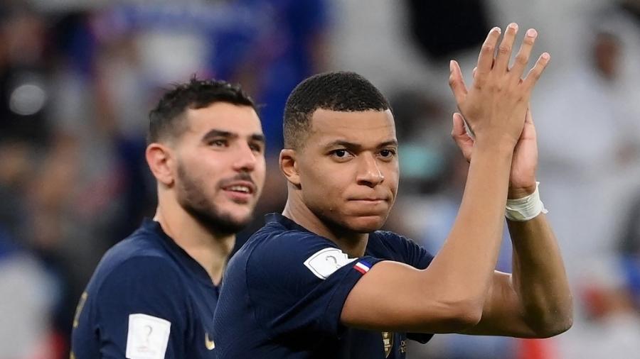 Mbappé aplaude torcida da França após classificação contra a Polônia na Copa do Mundo  -  FRANCK FIFE / AFP