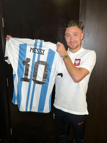 Matty Cash, lateral da Polônia, ganhou uma camisa de Lionel Messi. - Reprodução/Twitter