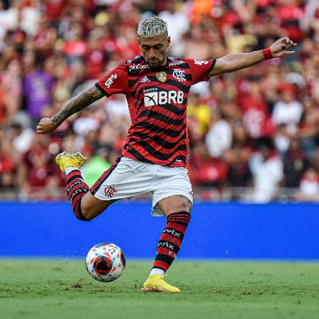 Arrascaeta em ação pelo Flamengo durante partida contra o Portuguesa-RJ no Carioca - Thiago Ribeiro/AGIF