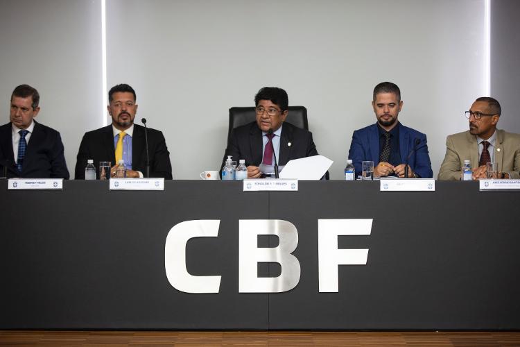 Ednaldo Rodrigues, presidente da CBF, conduz aprovação de contas de 2022