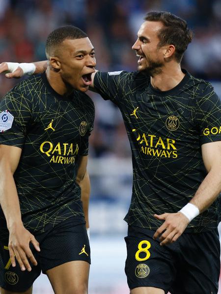 Abraçado por Fabián Ruiz, Mbappé comemora gol do PSG sobre o Auxerre em jogo do Campeonato Francês - Stephanie Lecocq/Reuters