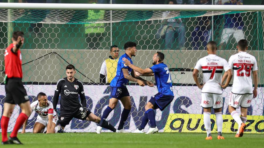 Jogadores do Cruzeiro comemoram gol contra de Rafinha em jogo contra o São Paulo pelo Brasileirão - Gilson Lobo/AGIF