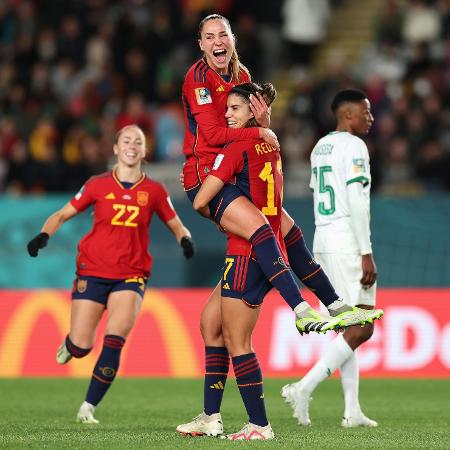 Alba Redondo festeja com Irene Guerrero após marcar um gol para a Espanha contra Zâmbia