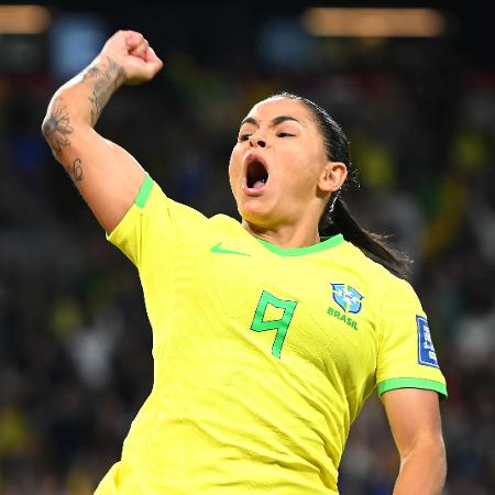 Debinha, da seleção brasileira, comemora gol contra a França pela Copa do Mundo feminina