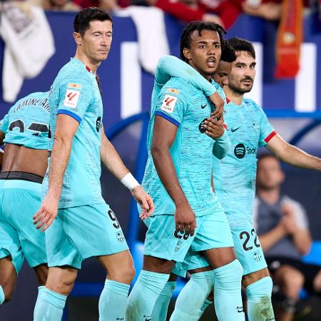 Koundé comemora gol em Osasuna x Barcelona, jogo do Campeonato Espanhol