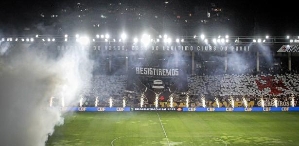 Vasco fans make a triumphant return to São Januário after three-month closure