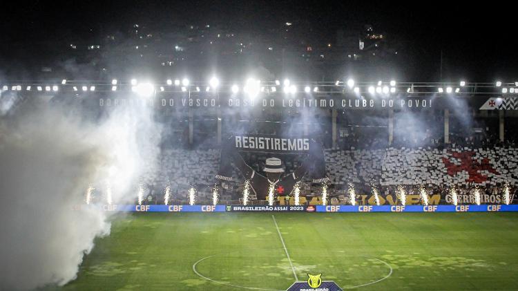 Torcida do Vasco exibiu mosaico 3D com a palavra "resistiremos" na social de São Januário