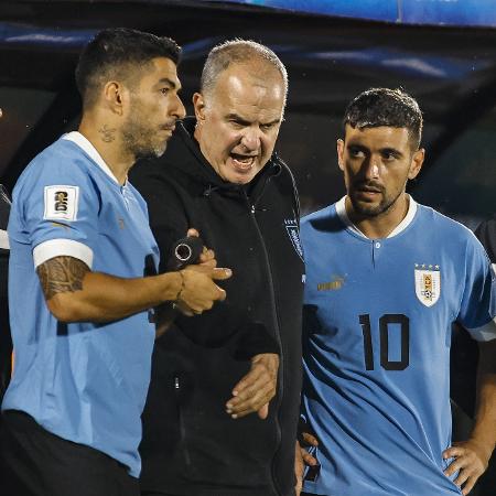 Suárez e Arrascaeta são instruídos por Bielsa em jogo do Uruguai nas Eliminatórias - Ernesto Ryan/Getty Images