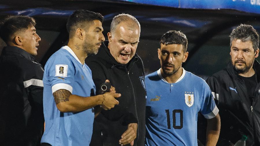 Suárez e Arrascaeta são instruídos por Bielsa em jogo do Uruguai nas Eliminatórias