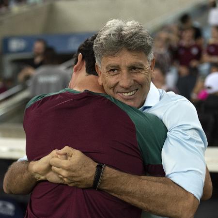 Renato Gaúcho abraça Fernando Diniz antes de partida entre Fluminense e Grêmio