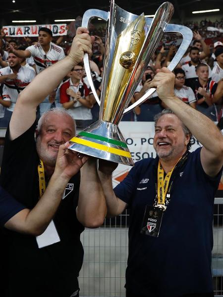 Carlos Belmonte (centro) e Julio Casares (dir.) levantam a taça do São Paulo campeão da Supercopa