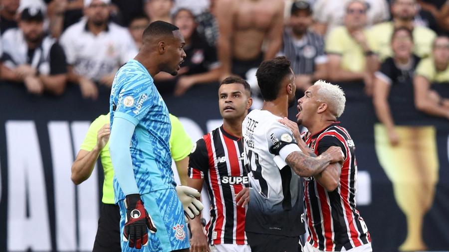 Carlos Miguel e Luciano discutem durante Corinthians x São Paulo no Campeonato Brasileiro Carlos Miguel e Luciano discutem durante Corinthians x São Paulo no Campeonato Brasileiro
