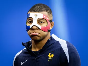 Com nariz quebrado, Mbappé treina com nova máscara e rende zoeira de fãs