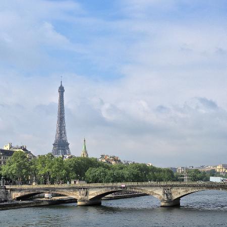 Pont des Invalides, no Rio Sena, em Paris (França), com a Torre Eiffel ao fundo