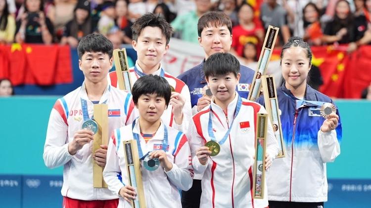 Foto das duplas medalhistas do tênis de mesa nas Olimpíadas de Paris reúne norte e sul-coreanos, e chineses