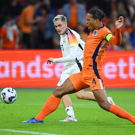 Florian Wirtz e Van Dijk em ação durante jogo entre Alemanha e Holanda pela Liga das Nações - Frederic Scheidemann - UEFA/UEFA via Getty Images