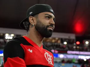 Com camisa de Zico, Gabigol vai ao gramado do Maracanã em jogo do Flamengo