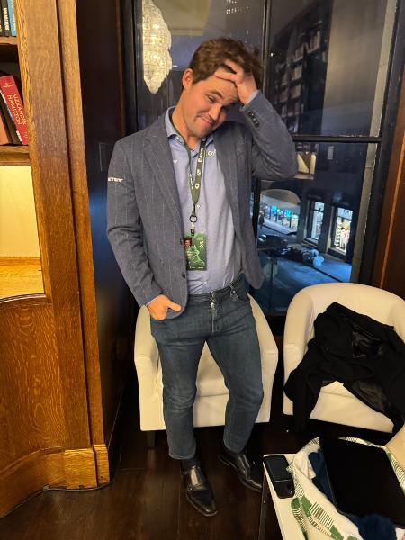 Enxadrista Magnus Carlsen posa com look que o fez desistir de Mundial de Xadrez nos EUA - Reprodução/X