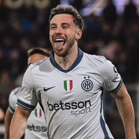 Carlos Augusto comemora gol da Internazionale: vitória e liderança