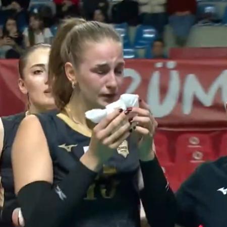 Uzelac deixa quadra chorando após pancada de Julia Bergmann Uzelac deixa quadra chorando após pancada de Julia Bergmann