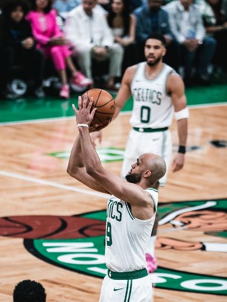 Derrick White comanda vitória do Boston Celtics sobre o Orlando Magic no Jogo 1 de playoffs na NBA 2024/2025 Derrick White comanda vitória do Boston Celtics sobre o Orlando Magic no Jogo 1 de playoffs na NBA 2024/2025
