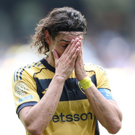 Cavani se lamenta durante jogo entre Boca Juniors e Auckland City no Mundial Cavani se lamenta durante jogo entre Boca Juniors e Auckland City no Mundial