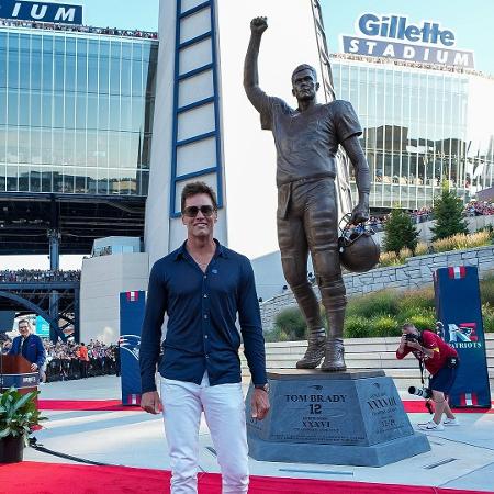 Tom Brady ganha estátua dos Patriots e provoca rivais: 'Jogar cerveja'