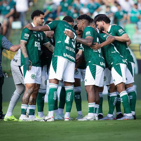 Jogadores do Goiás em jogo da Série B do Brasileiro