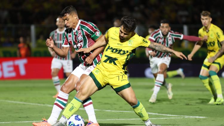 Thiago Silva, do Fluminense, e Alesson, do Mirassol, disputam a bola em duelo do Brasileirão Thiago Silva, do Fluminense, e Alesson, do Mirassol, disputam a bola em duelo do Brasileirão