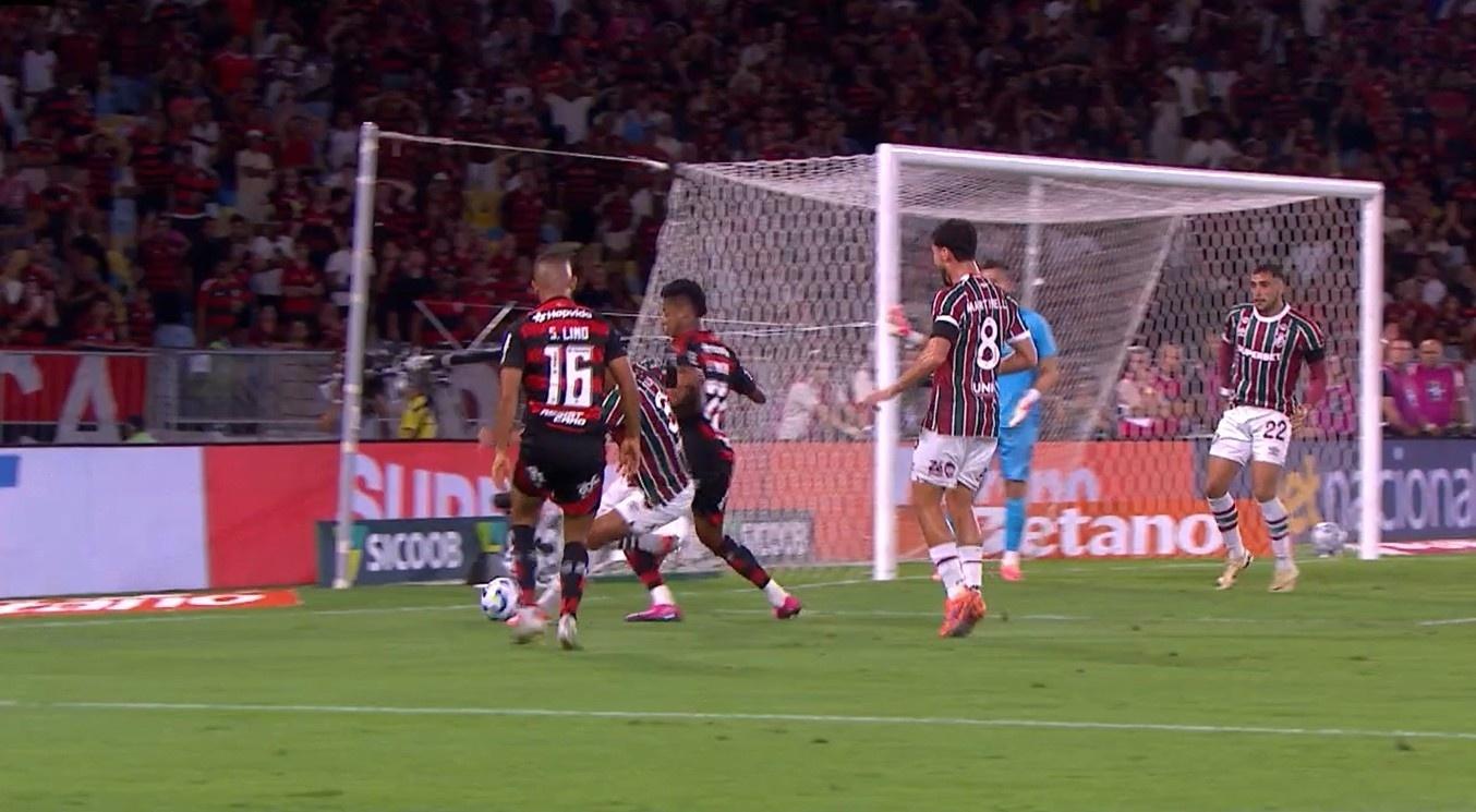 Pênalti em Bruno Henrique? 'Ele tira a perna', diz VAR em áudio da CBF