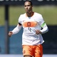 Van Dijk lamenta corte de zagueiro: 'Um dos melhores da Premier League'